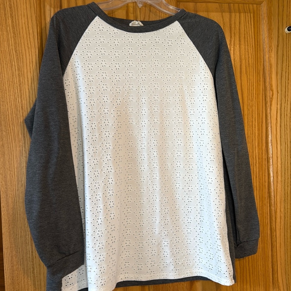 Bestey’s Boutique size XL women’s top.